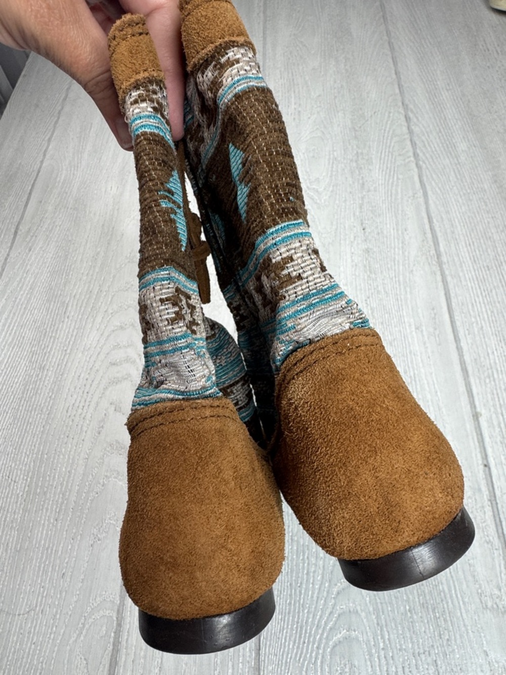 New Minnetonka Baja Boot in a brown suede and turquoise pattern 1578 Size 8 - Picture 6 of 7
